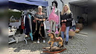 Doris und Melanie Glas (v.l.) haben noch einige Schätze für den nächsten Garagenflohmarkt im September. (Foto: pst)