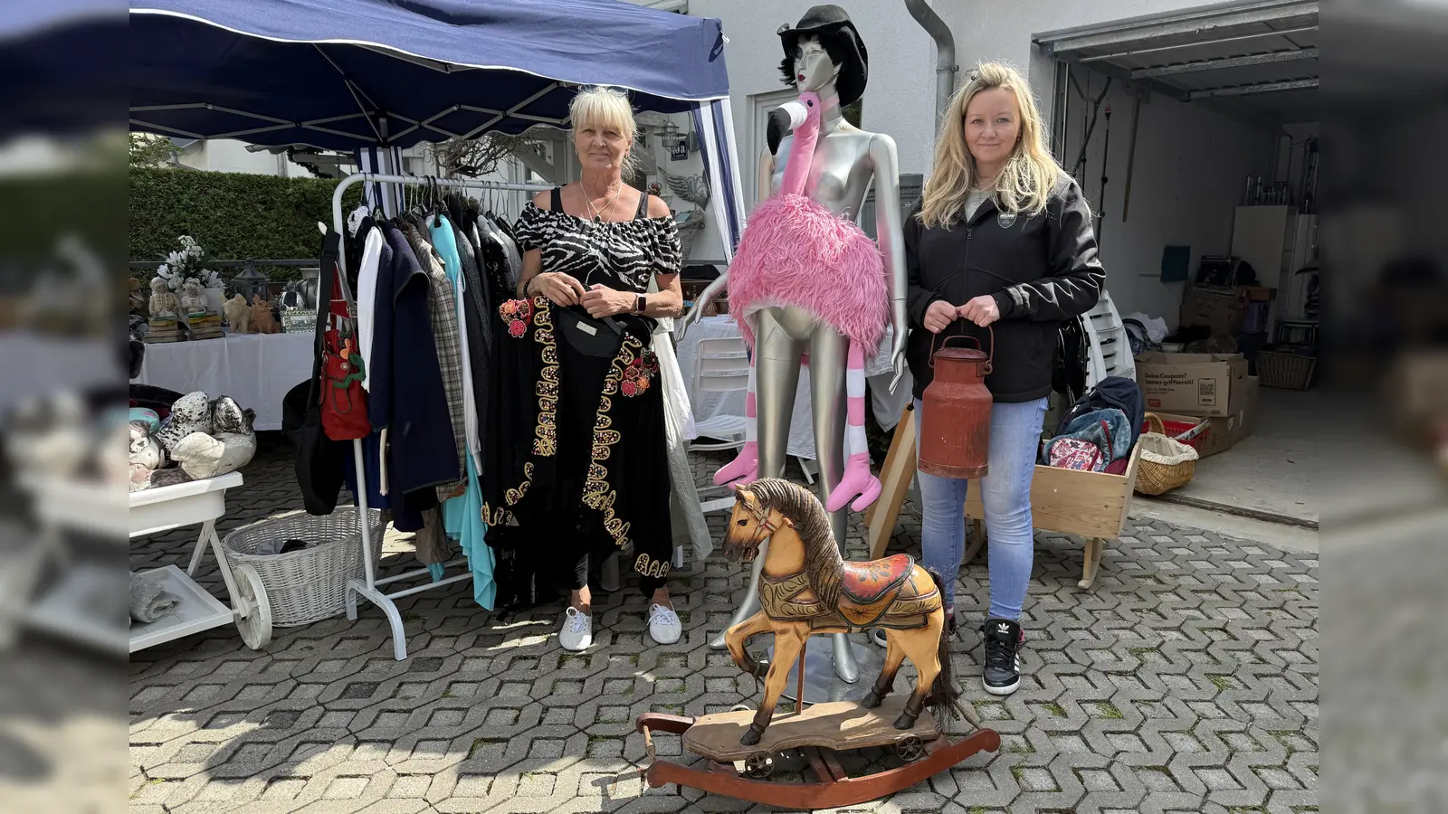 Doris und Melanie Glas (v.l.) haben noch einige Schätze für den nächsten Garagenflohmarkt im September. (Foto: pst)