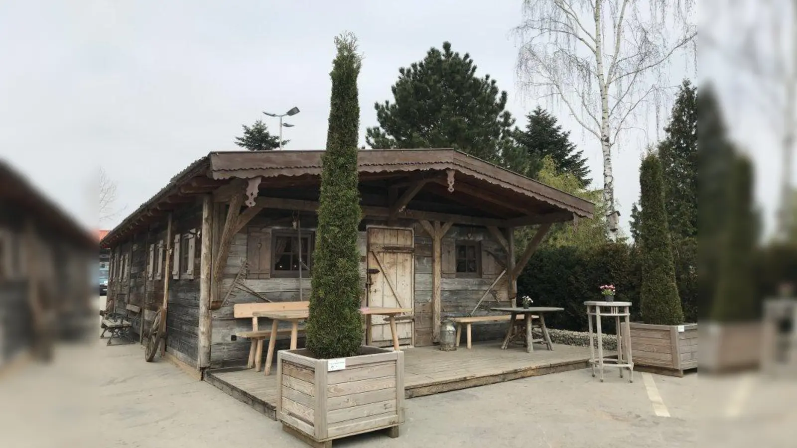 Die Neurieder Alm wird vor der Alten Feuerwehr aufgebaut. (Foto: Kunert)