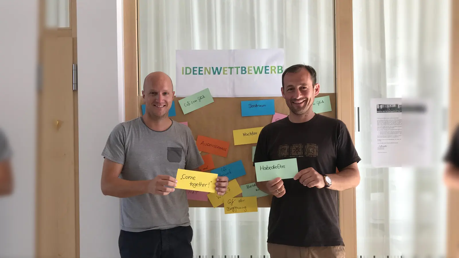 Der Leiter der Nachbarschaftshilfe, Tobias Sicheneder und Mitarbeiter Admir Postura freuen sich noch über weitere Namensvorschläge für das neue Café. (Foto: hw)