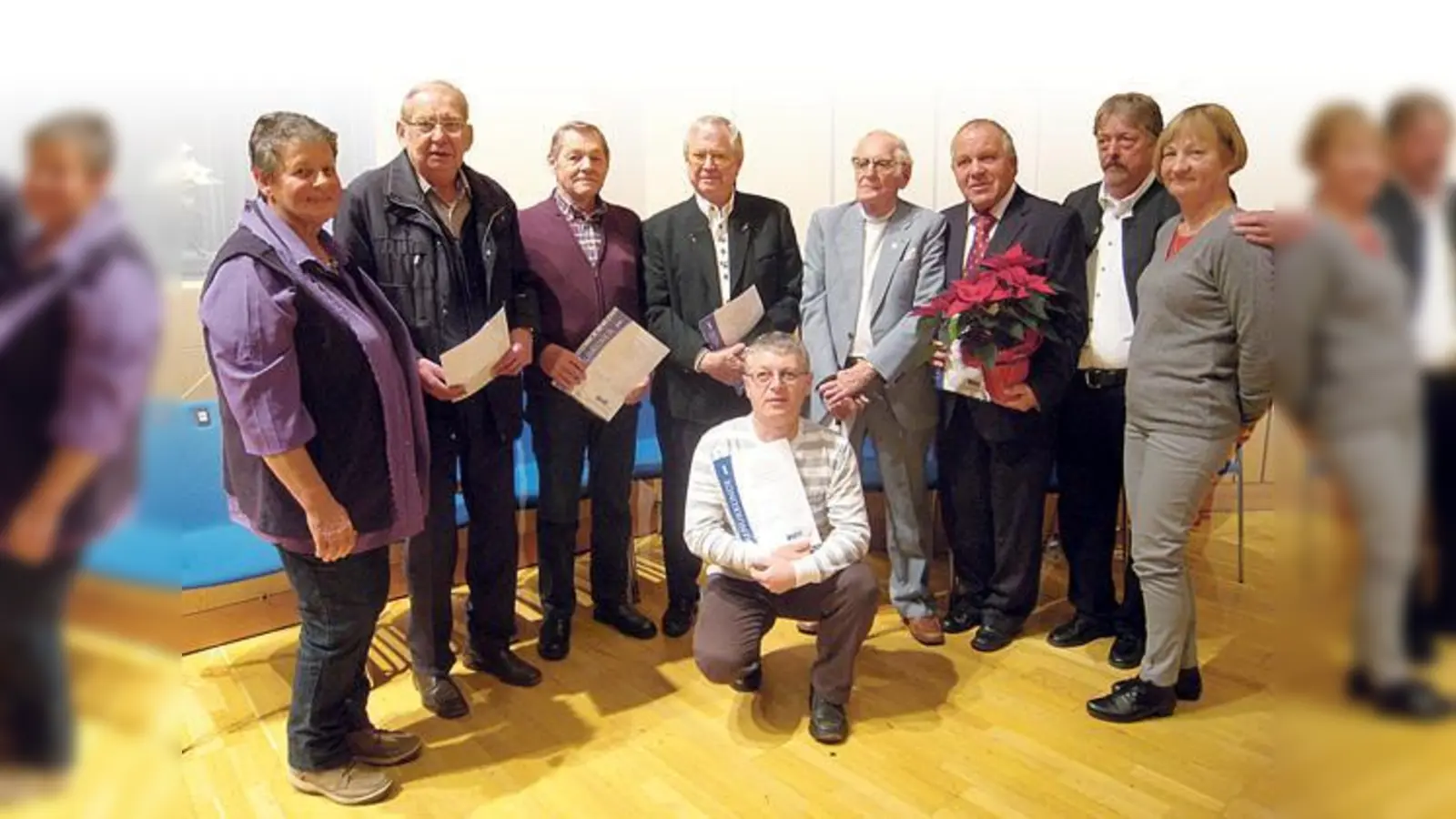 Ehrende und  (Foto: Ine Schatz-Reise (Vorstand Kreisverband), Günter Kock, Johann Wagner, Raimund Koller, Hans Gross, Rudolf Zweck, der Ortsvereinsvorsitzende Bernd Schabenberger, die 2. Vorsitzende Susanne Rypalla (v.li.) und Konrad Jochum (vorne).F:VdK)