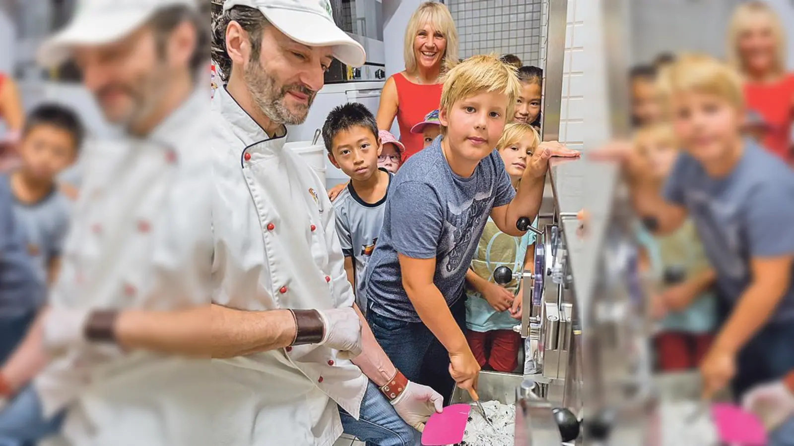 Die Bürgermeisterin wurde gemeinsam mit den Kindern der Nachbarschaftshilfe Haar von Eismacher Rolando Nardi in die Geheimnisse des Stracciatellaeises eingeführt. 	 (Foto: Janina Kufner)