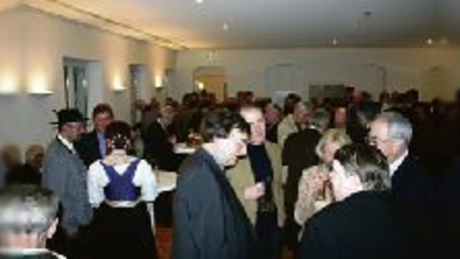 Joachim Unterländer (li.) im Gespräch mit Gästen des Neujahrsempfangs.	  (Foto: cr)