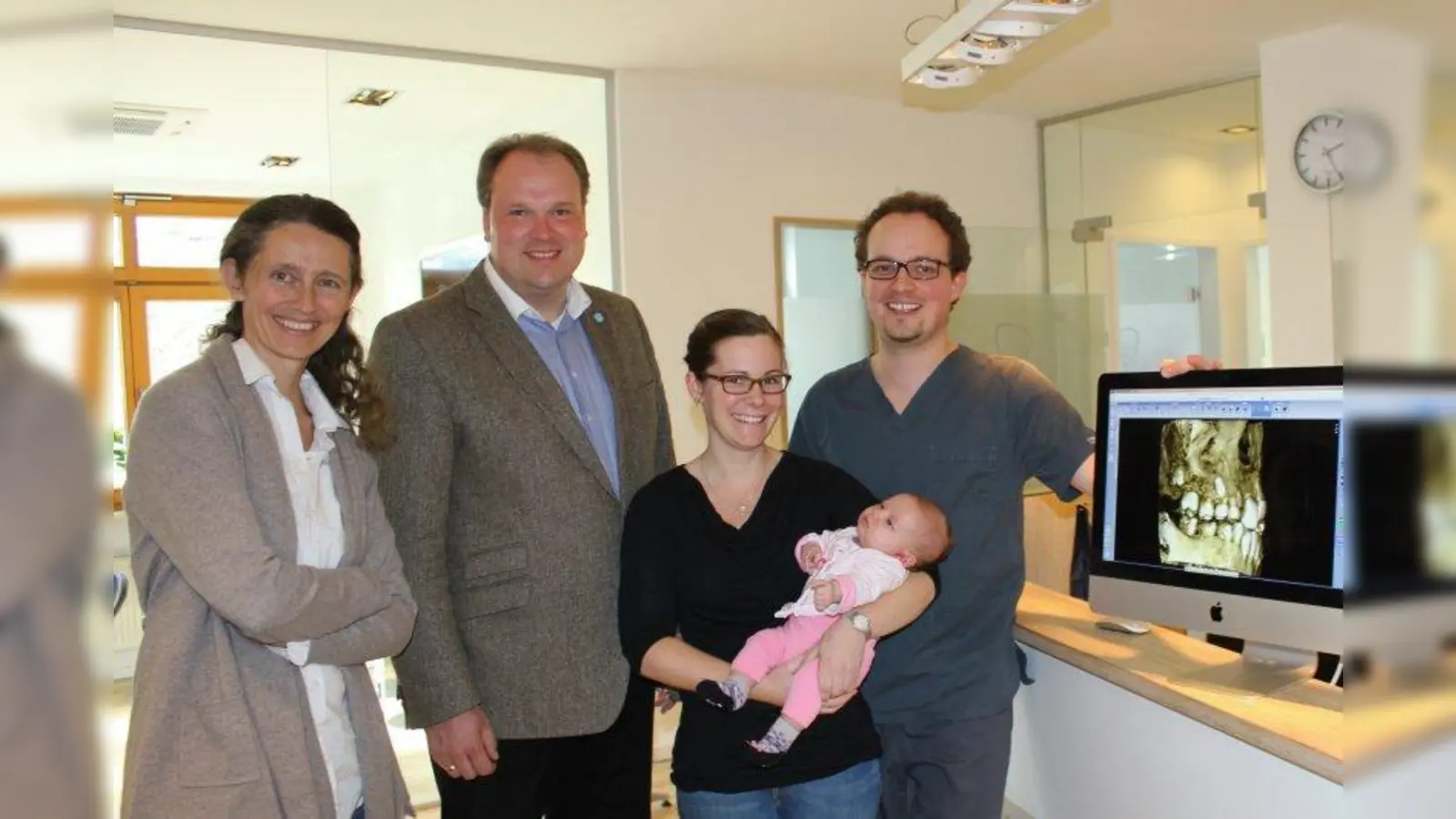 Gruppenbild mit Digitalem Volumentomographen am Tag der Offenen Tür: Uta Wüst von der IGG, Bürgermeister Christoph Göbel mit der jungen Zahnarztfamilie Dr. Lena Schmitt, Dr. Ludwig Johannes Meckel und der acht Wochen alten Tochter Liese (v.l.) neben dem dreidimensionalen Röntgenapparat. (Foto: US)