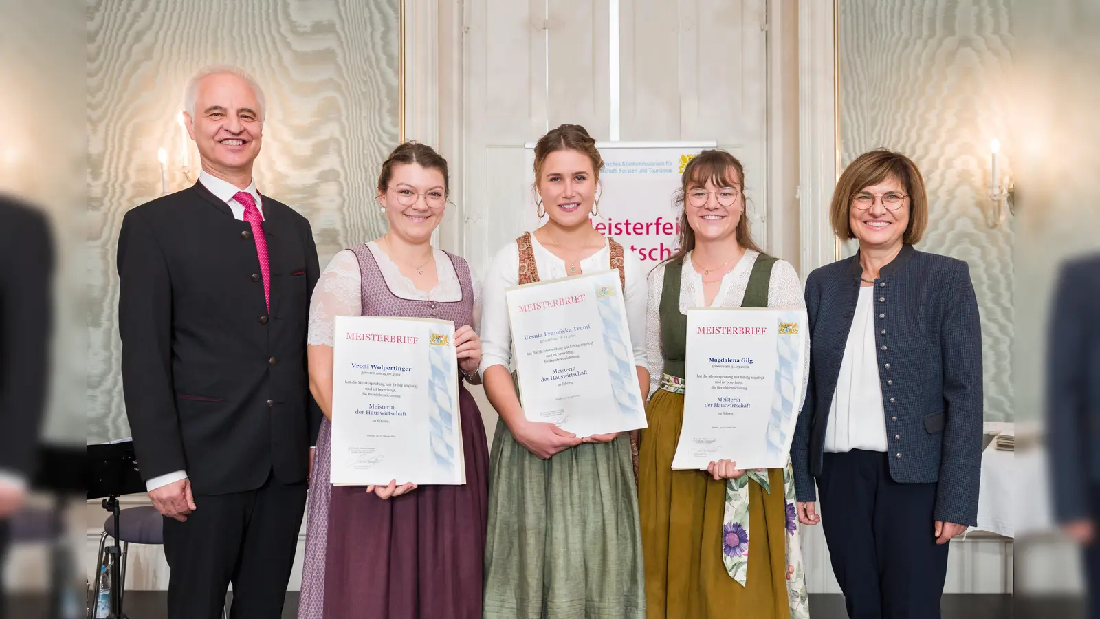 Regierungspräsident von Oberbayern Dr. Konrad Schober mit (v. l.) Vroni Wolpertinger, Moosach; Ursula Franziska Treml, Steinhöring; Magdalena Gilg, Aßling und Regierungsdirektorin Maria Anzenberger (StMELF). (Foto: Hauke Seyfarth/StMELF)