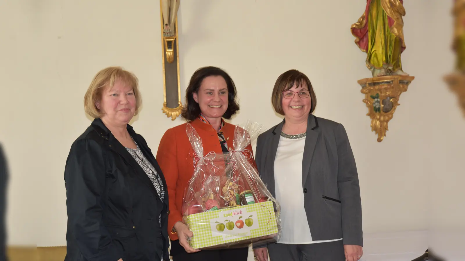 Zum Abschied und als Dank gab es Gesundes aus Hallbergmoos für Ute Eiling-Hütig (Mitte), überreicht von Monika Hermann und Gabriele Partsch. (Foto: Partei)