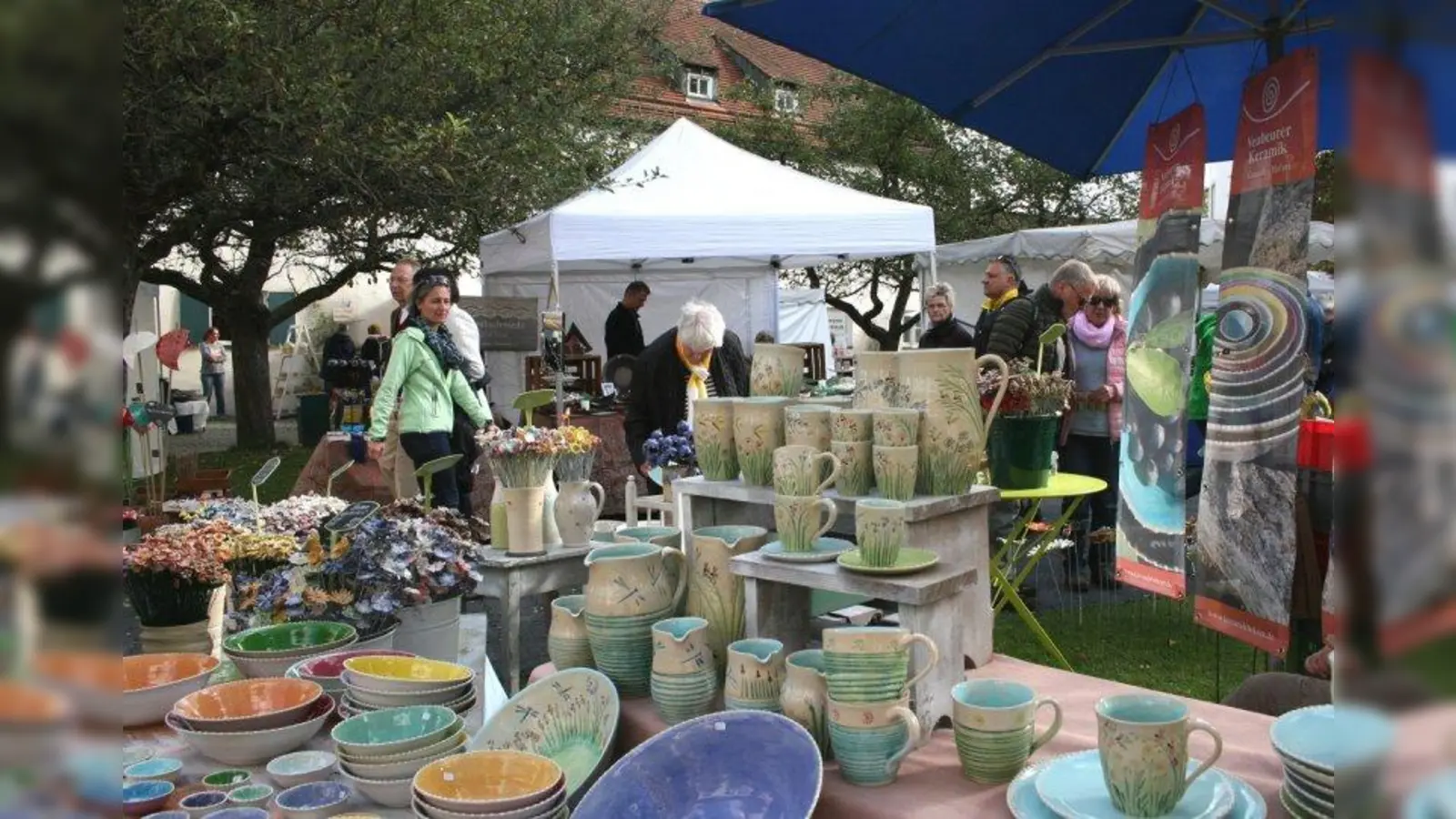 Ein breitgefächertes Angebot hochwertiger Keramikarbeiten erwartet die Besucher des Töpfermarkts auf Schloss Blutenburg. (Foto: Lobensteiner)