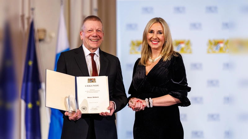 Dieter Bohnen unterrichtet an der Mittelschule an der Rockefellerstraße. Den „Staatspreis der Bayerischen Staatsministerin für Unterricht und Kultus” bekam er für seine außergewöhnlichen Leistungen<br>von Kultusministerin Anna Stolz überreicht. (Foto: Matthias Balk/ Bayerisches Staatsministerium für Unterricht und Kultus (StMUK))