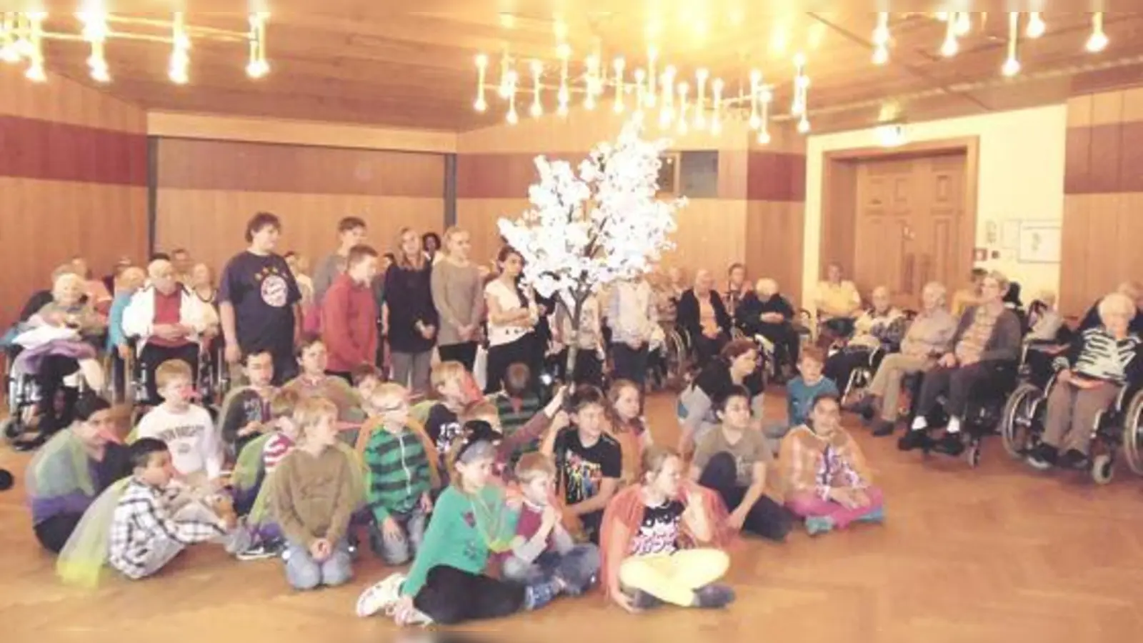 Die Schüler der ersten und dritten Klasse der Katharina-Fischer-Schule besuchten zum Muttertag das Fischer Seniorenzentrum. Bunte Kleider, Lieder und Gedichte erfreuten die Zuhörer sichtlich.  (Foto: K.Fischer-Schule/Fischer Seniorenznentrum)