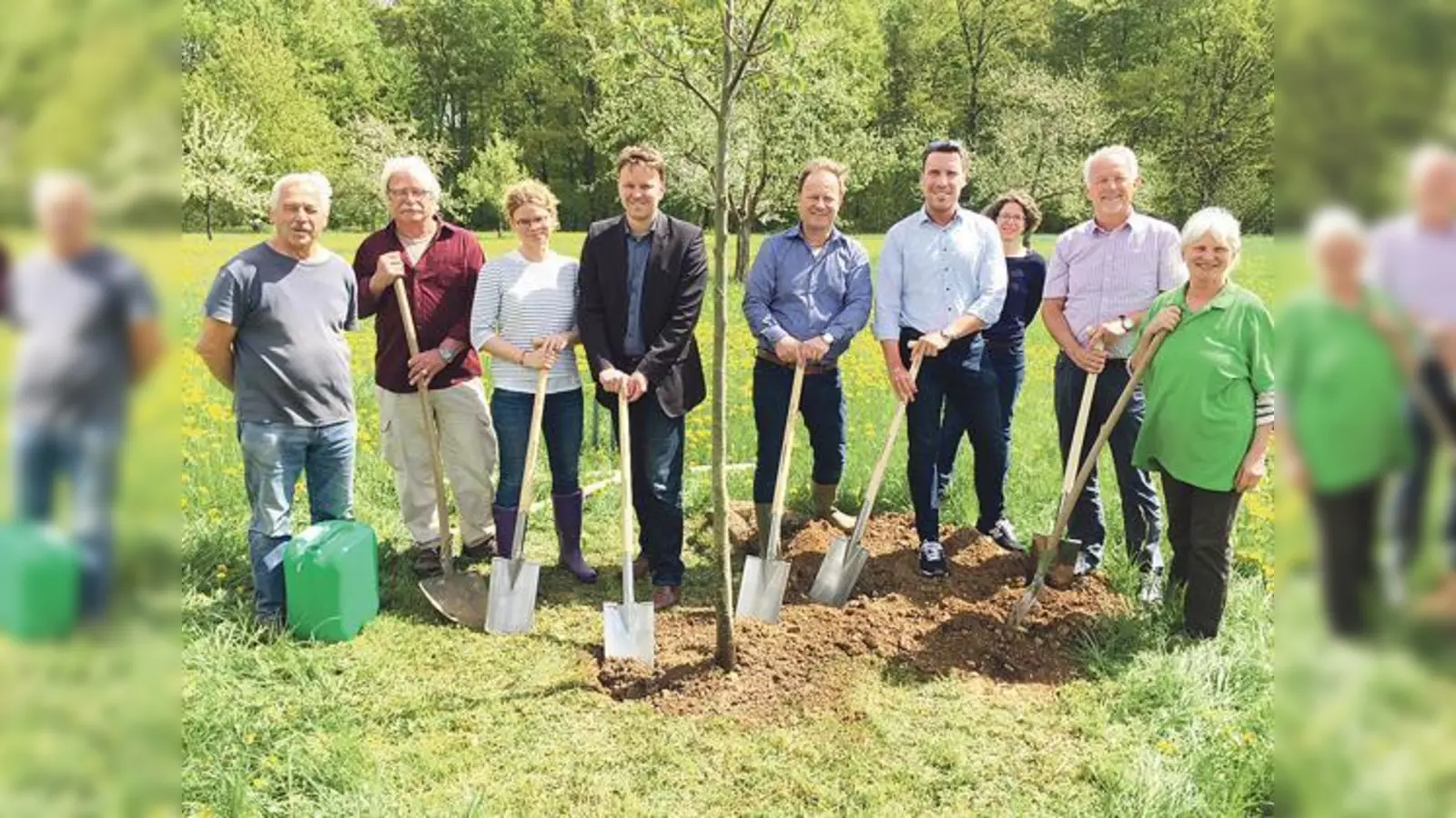 Rupert Ostermeier und Robert Niedergesäß (beide in der Mitte) pflanzten am Mittwoch zwei Esskastanien. 	 (Foto: LRA)