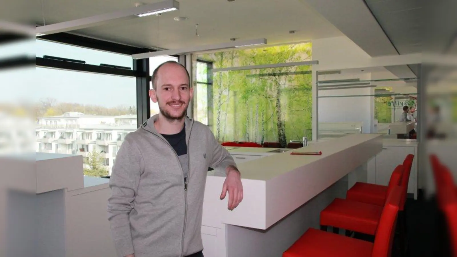 easylife-Experte Frank Kechele iim Herzstück seiner neuen Räumlichkeiten: einem freundlichen Treffpunkt mit Kaffeebar und Kochgelegenheit. (Foto: bb)