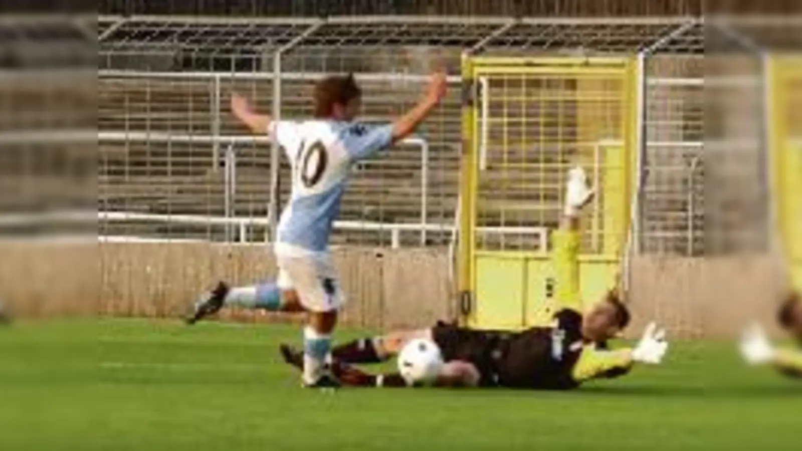 Auftakt eines großen Fußballabends: Bayerntorwart Kraft streckt sich, doch Manuel Duhnke ist schneller und macht das 1:0.  (Fotos: ba)