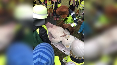 Ihre Kuscheltiere verarzten ließen über 400 Kindergartenkinder in der „Teddybärenklinik”. So erfahren sie, wie im Krankenhaus behandelt wird und haben weniger Angst, wenn sie selbst einmal dort hin müssen.  (Foto: München Klinik)