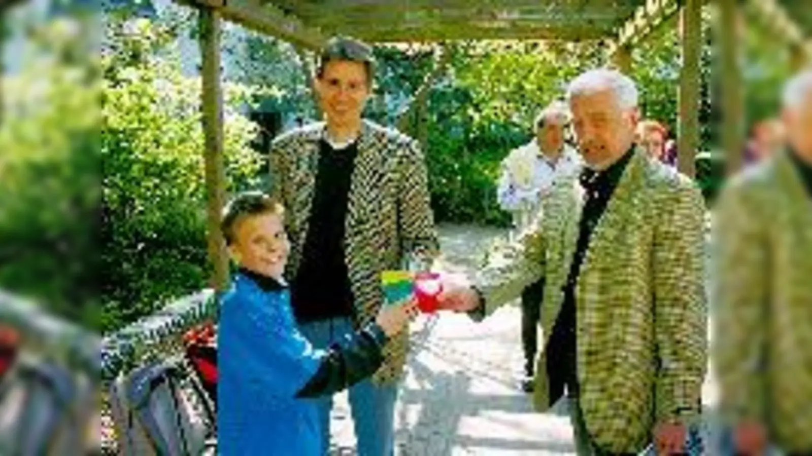 Manuel, 10, brachte den Stein im Dezember ins Rollen und stößt  jetzt zur Feier des Tages mit den beiden GWG-Mitarbeitern Michael Schmitt (mi.) und Eduard Knöpfle (re.) mit einem Glas Kindersekt an.	 (Foto: ta)