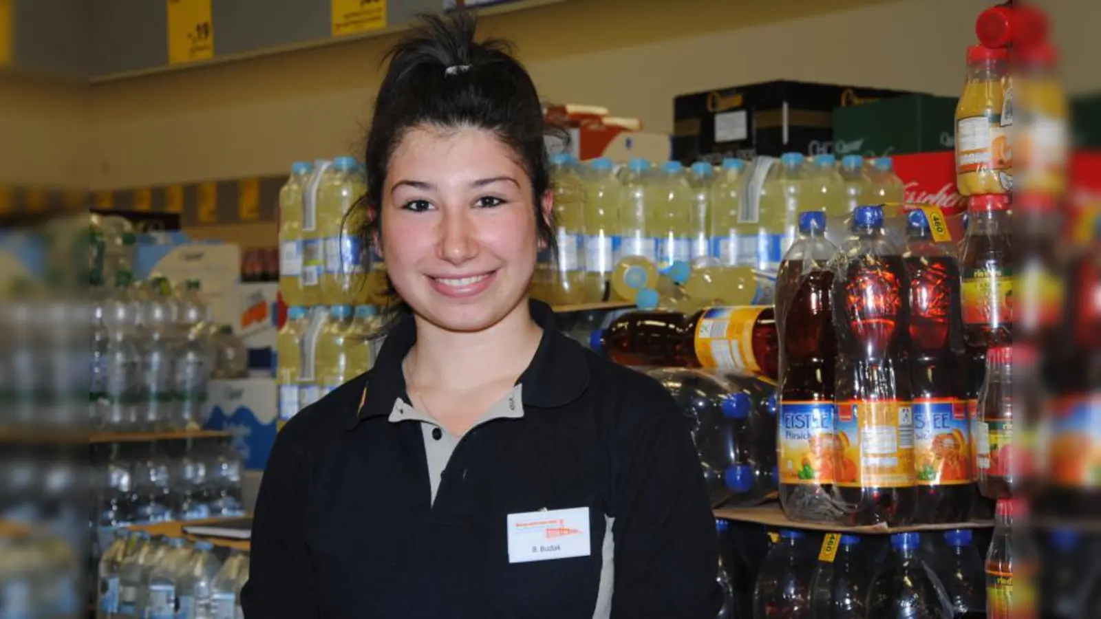 Bade Budak, Filiale Bad Tölz: „Die Azubi-Filiale ist eine große Herausforderung für mich, weil ich hier vieles kennen lerne und im Team arbeite. Freundlichkeit und Kundenzufriedenheit sind mir wichtig oder dass wir ökonomisch bestellen, also nicht zu viel und nicht zu wenig.“ (Foto: Eva Schraft)
