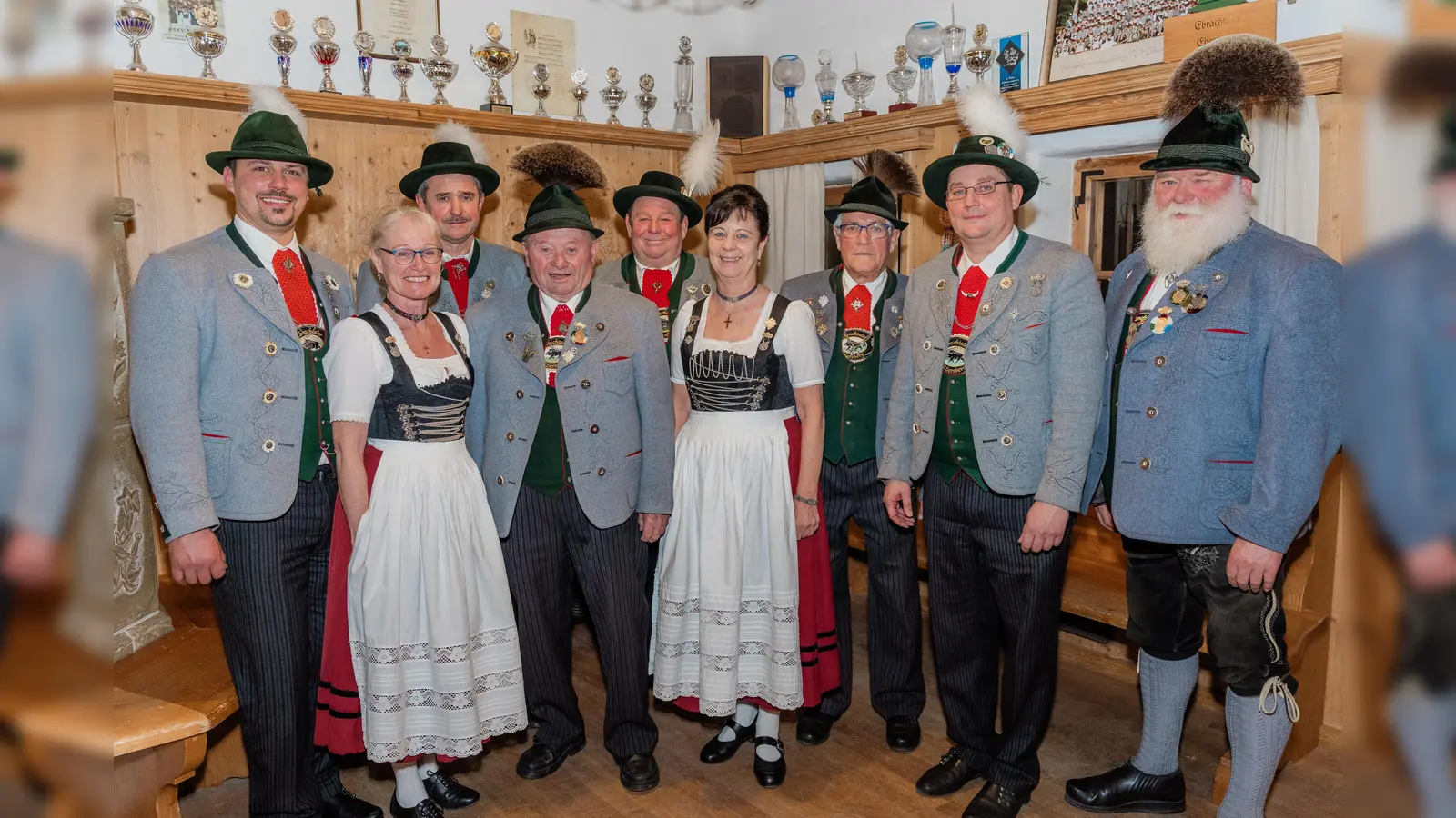 Bei der Ehrung: Florian Schechner (2. Vors.), Traudi Wiefarn, Franz Westermeyr (beide 40 Jahre und Ehrenmitglied neu), Ehrenvorstand Franz Kern (70 Jahre), Ehrenmitglied Robert Zimmermann (50 Jahre und Goldenes Gauehrenzeichen), Hildegard Brummer (40 Jahre und Ehrenmitglied neu), Ehrenmitglied Leonhard Lechner (70 Jahre), Sebastian Zimmermann (1. Vors.), Gebietsvertreter Hans Schaberl vom Gauverband 1). (Foto: D. Lang)