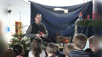 Pfarrer Torsten Bader aus Feldkirchen, hier mit Kindern der evangelischen Kindertagesstätte Dornach, schreibt die Weihnachtsbotschaft im Landkreis-Anzeiger. (Foto: bs)