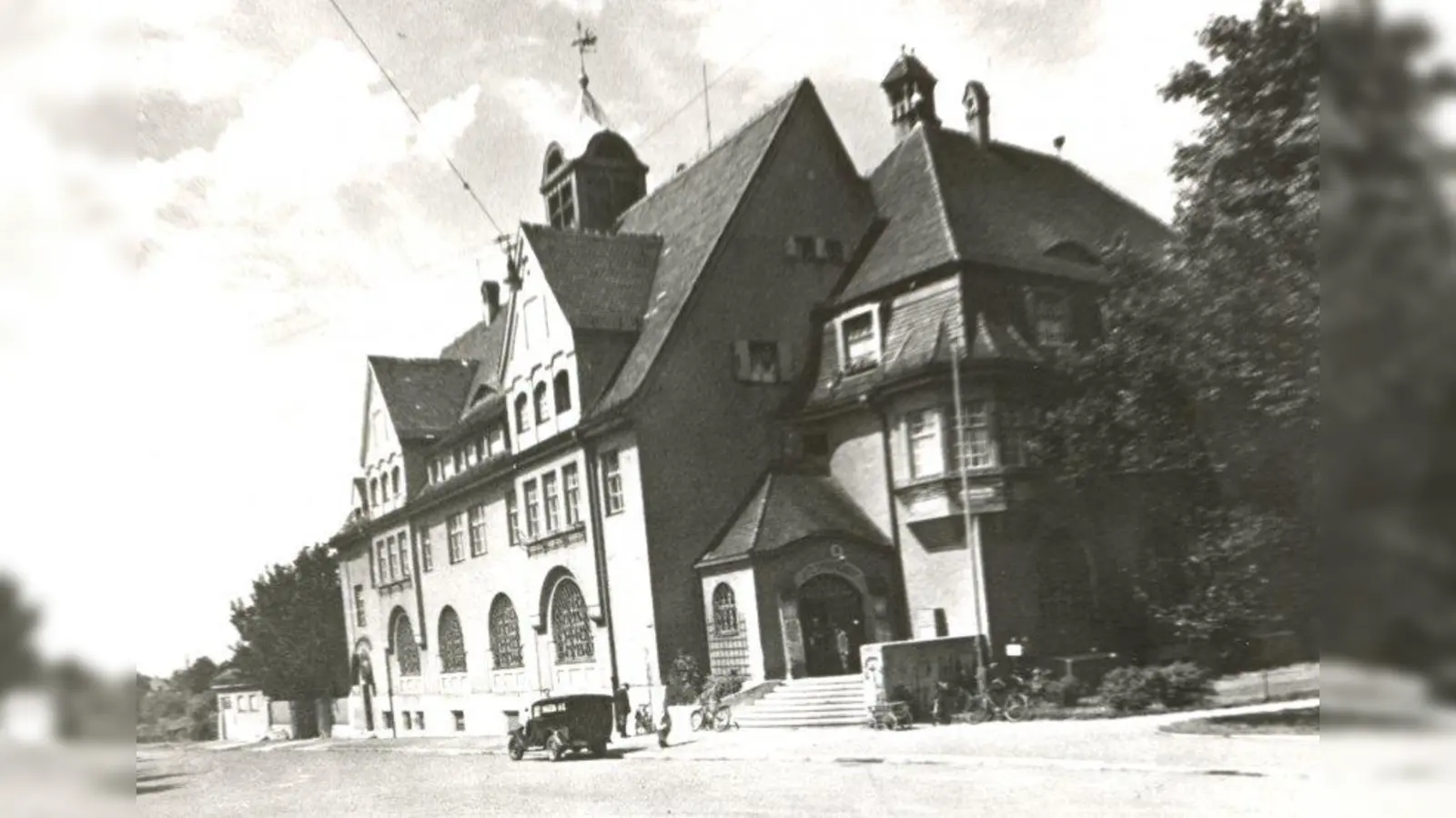 Das Pasinger Postamt an der Kaflerstraße, am 15. September 1908 eröffnet. Das Gebäude wurde 1962 abgebrochen, um an seiner Stelle bis einen Neubau zu errichten. Ansicht um 1930. (Foto: Pasinger Archiv)