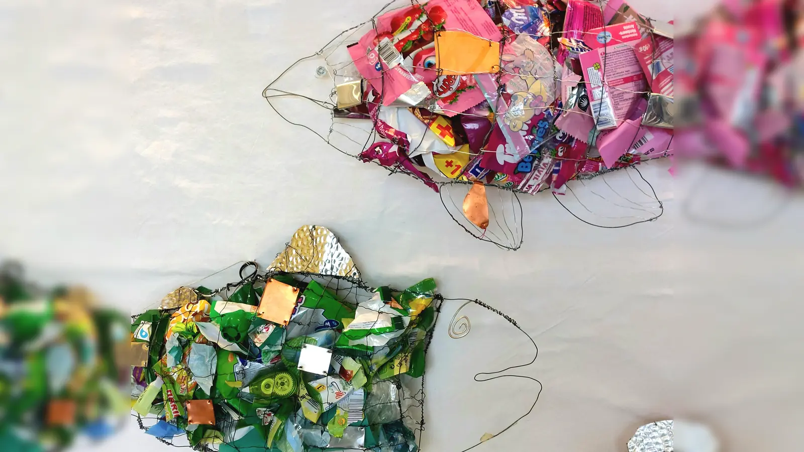 Schülerinnen der Mädchenrealschule Heilig Blut schufe diese Fische aus Draht und Blech, die anschließend mit Plastikmüll gefüllt wurden. (Foto: Mädchenrealschule Heilig Blut)