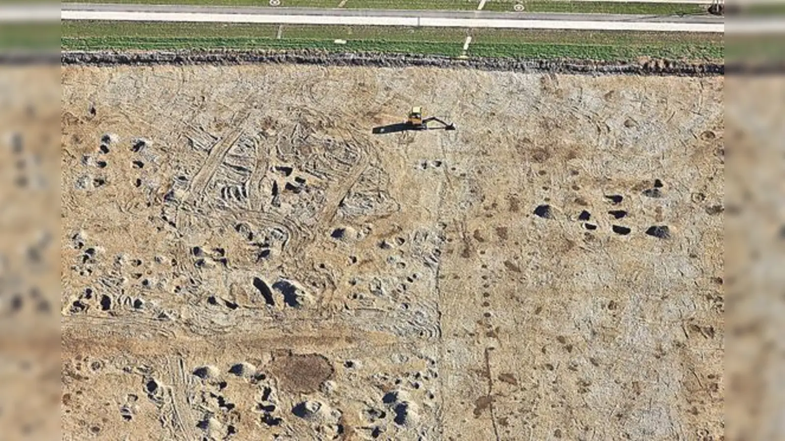 Nördlich der Bergfeldstraße in Poing sind die Bagger angerollt. Ab dem Frühjahr wird das Baugebiet archäologisch  untersucht. 	 (Foto: ARGE Poing »Am Bergfeld«)