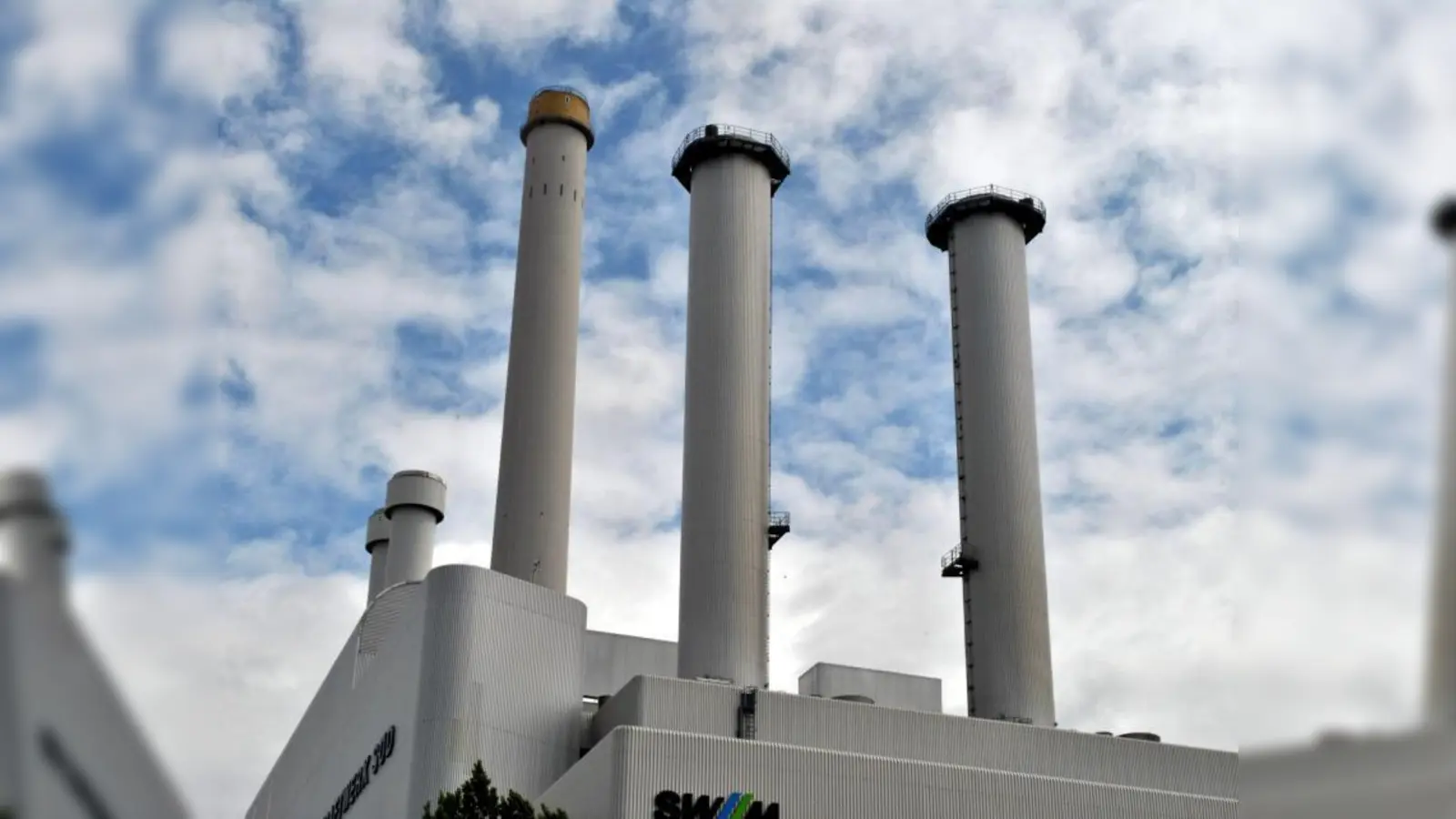 Die Zeile „weiß schimmert giftig“ beziehen die Schüler auf das Heizkraftwerk. (Foto: 1d2)