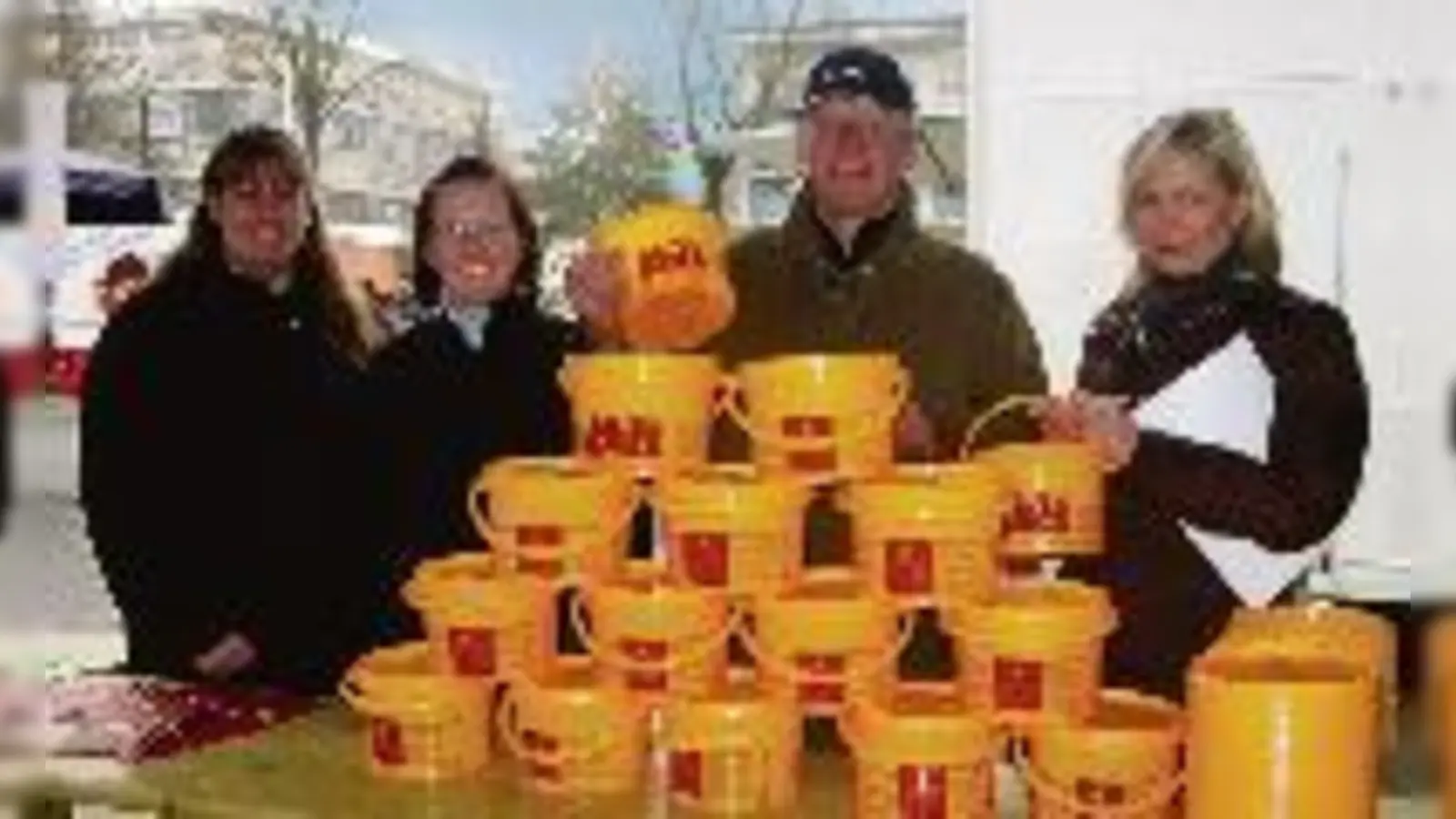 Martina Hofherr, Nancy Bräunel, Franz Schwarz, Johanna Seitz (v. li.) und viele gelbe Öli-Eimer beim Start der neuen Umweltinitiative in Unterföhring.  (Foto: Gemeinde Unterföhring)