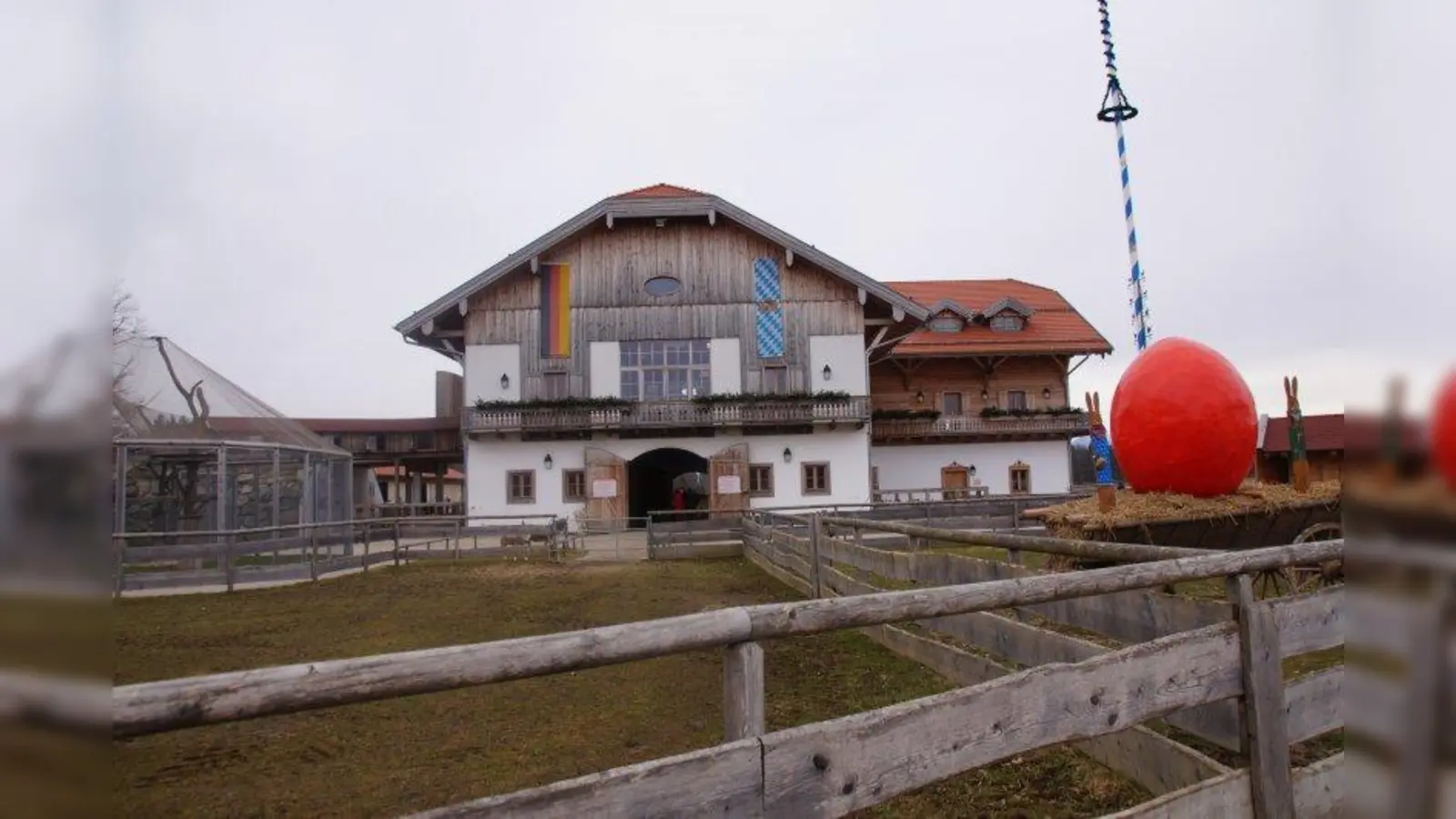 „Die Oster-Deko haben wir selbst hergestellt”, erklärt Hansi Süß. „Unser Gut ist sehr auf Nachhaltigkeit und Umweltschutz ausgelegt.” (Foto: eis)