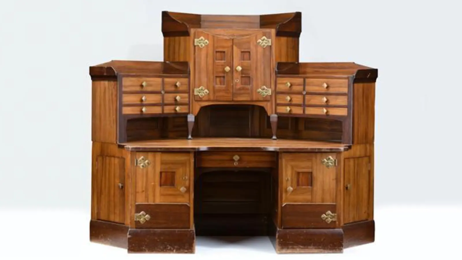 Der Eckschreibtisch für seine Frau, zu sehen im Nationalmuseum, war der Startschuss für Richard Riemerschmid als Möbeldesigner.  (Foto: Bayerisches Nationalmuseum München)