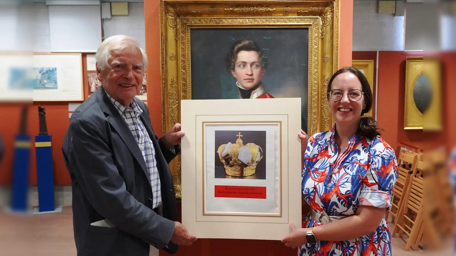 Man könnte fast meinen, dass auch König Otto (Mitte) sich - zusammen mit Museumsleiter Murken und Tabea Förth - über die wiedergefundene Krone freut.  (Foto: Elke Klimke)