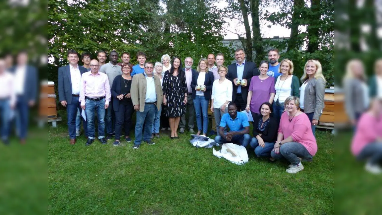 Erfolgreiche Teilnahme bei „Imkern auf Probe“: Die Jung-Imker zusammen mit allen Beteiligten sowie Landrat Stefan Löwl und der Integrationsbeauftragten der Bayerischen Staatsregierung, Mechthilde Wittmann (Mitte). (Foto: LRA Dachau)
