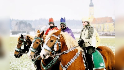 Am traditionellen Dreikönigsumritt nehmen viele Reiter aus dem ganzen Landkreis teil, um sich und ihr Ross segnen zu lassen. 	 (Foto: Schunk)
