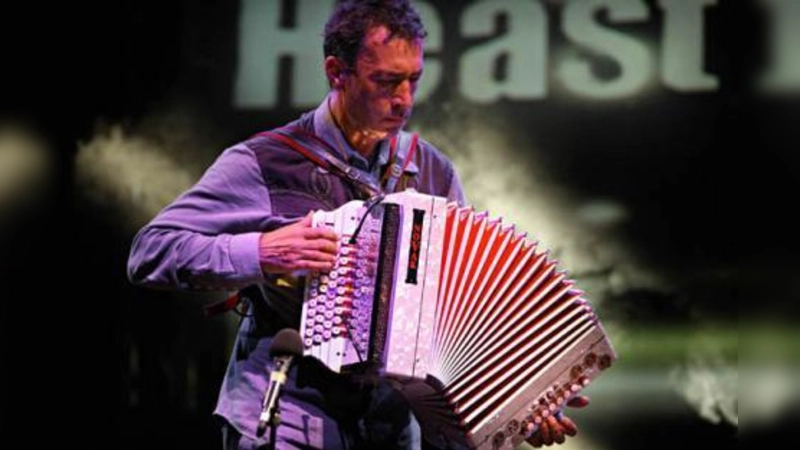 „Gemeinsames Vibrieren in Leidenschaft und Empathie“ (Hage Hein) verbindet Hubert von Goisern mit seinen Musikern und dem Publikum. (Foto: Jürgen Skarwan)