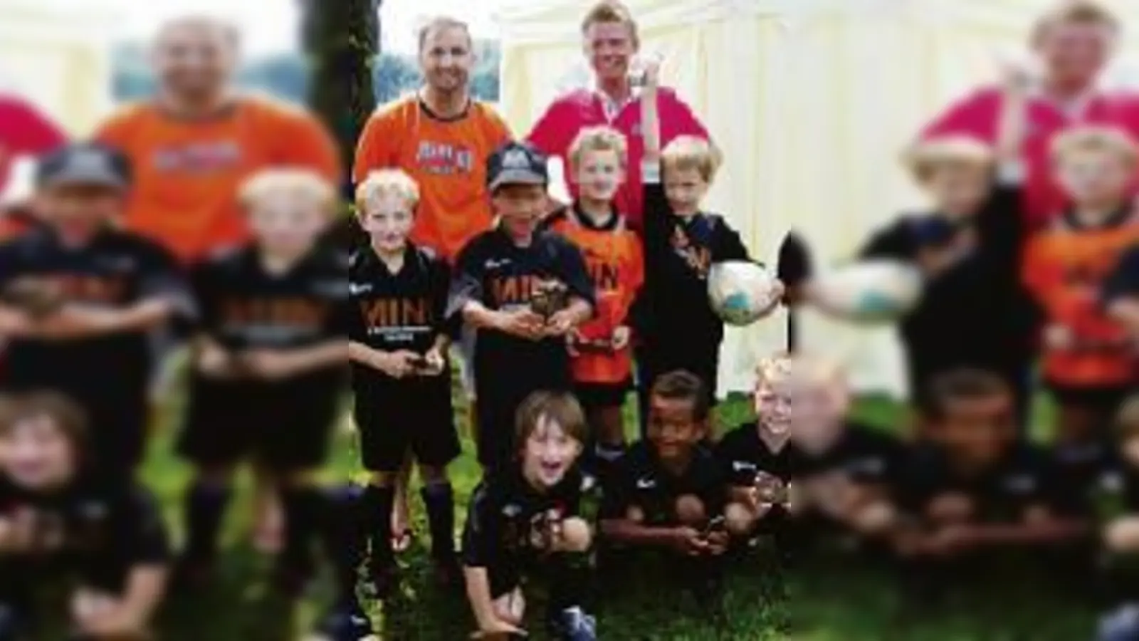 Mit Medaillen und einem goldenen Ball wurde die F-Jugend für den Turniersieg belohnt.  (Foto: Verein)