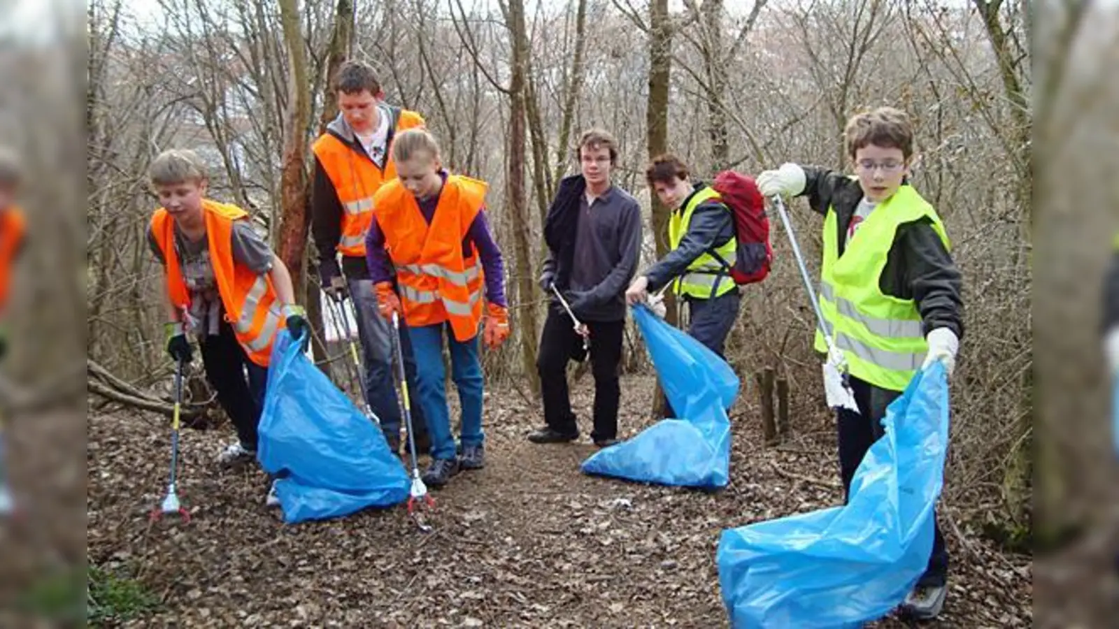 Jugendliche und Erwachsene haben beim DAV-Ramadama fleißig Müll gesammelt.  (Foto: DAV)