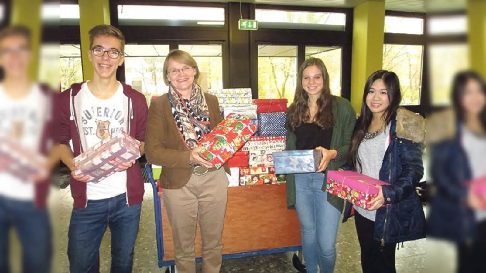 Martin Walter (Schüler EMG), Schulleiterin des Ernst-Mach-Gymnasiums Gabriele Langner, Teresa Fürst und HienVu (Schülerinnen EMG).	 (Foto: privat)
