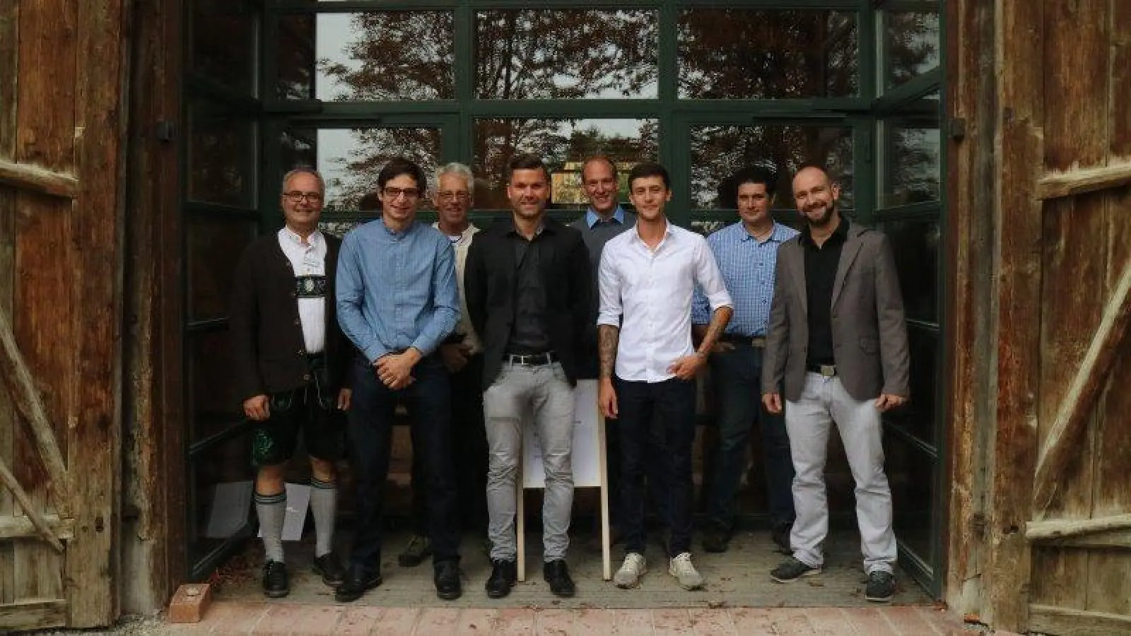 Die Kursabsolventen mit Dozenten und dem stellvertretenden Leiter des Bildungszentrums. (Foto: Bildungszentrum Weilheim)