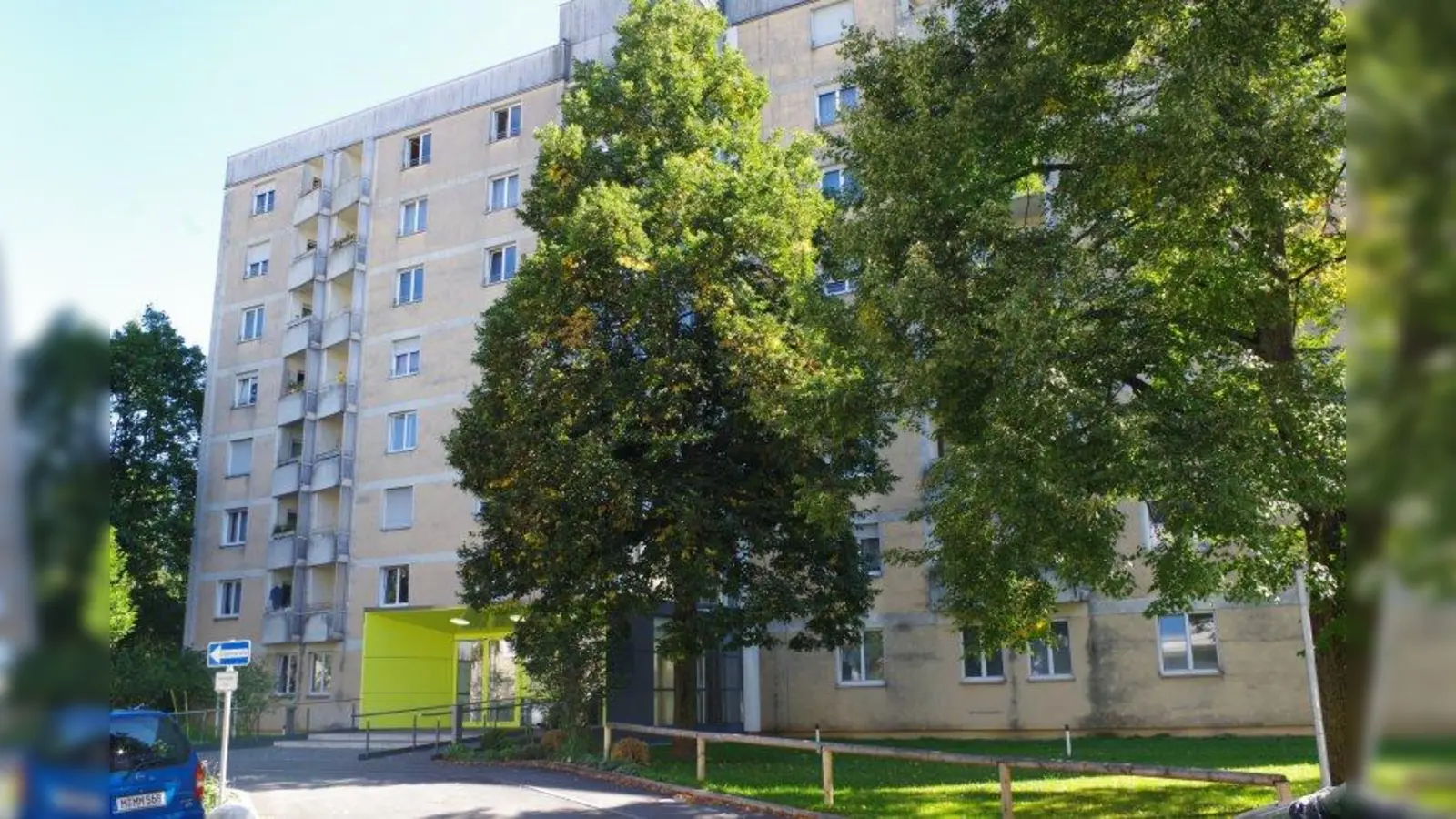 Das Thomas-Wimmer-Haus wurde in den 60er Jahren erbaut. Bis heute nutzen die Bewohner des sieben-stöckigen Hauses ein Gemeinschaftsbad im Keller des Gebäudes. (Foto: kö)