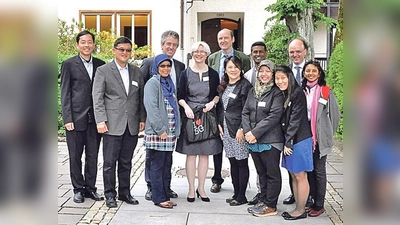 Die Besucher aus Singapur mit Schulleitung und  Mitarbeitern des St. Anna Schulverbunds im Hof  der Reinhard-Wallbrecher-Grundschule in München-Solln.	 (Foto: St. Anna)
