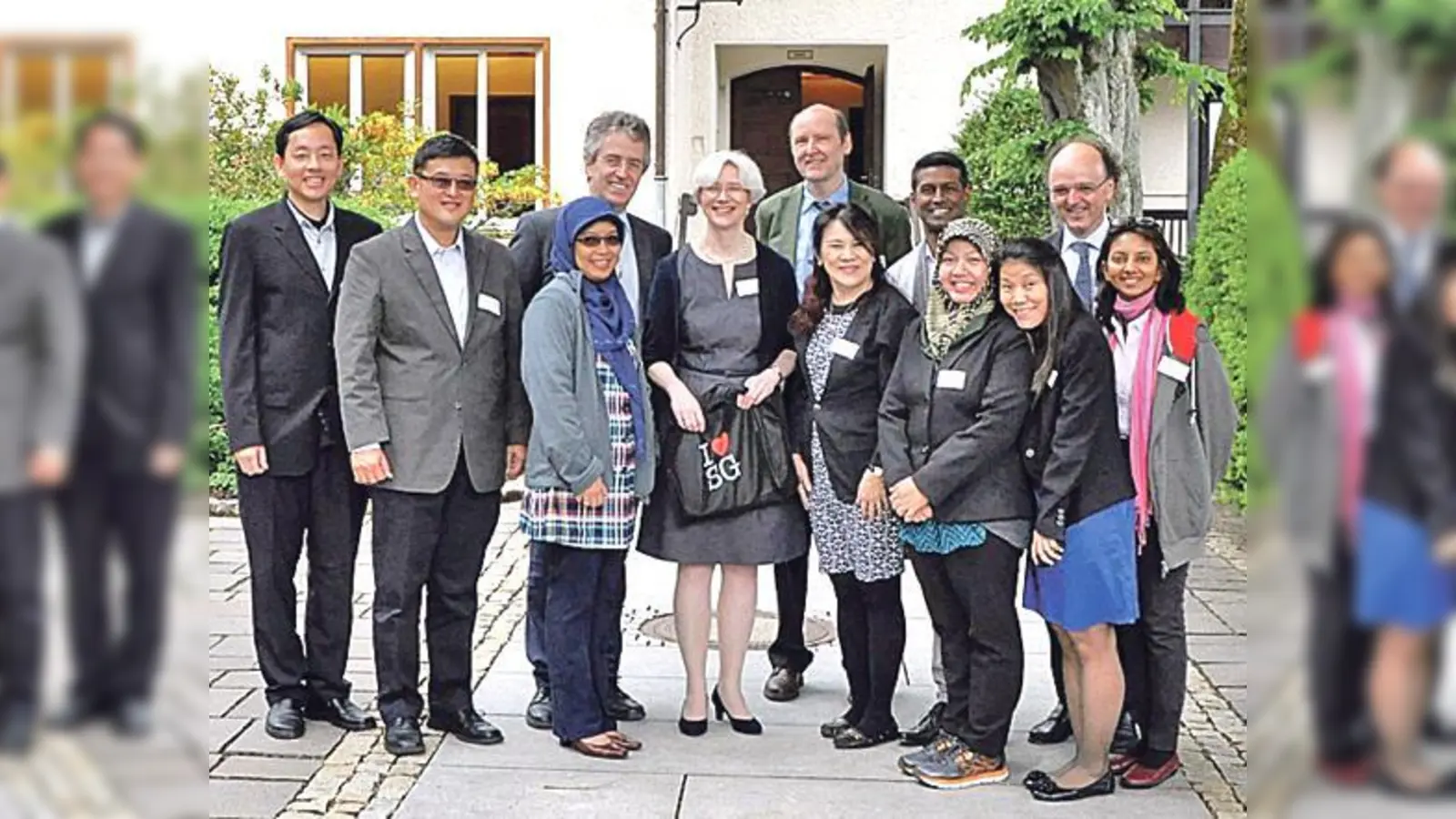 Die Besucher aus Singapur mit Schulleitung und  Mitarbeitern des St. Anna Schulverbunds im Hof  der Reinhard-Wallbrecher-Grundschule in München-Solln.	 (Foto: St. Anna)