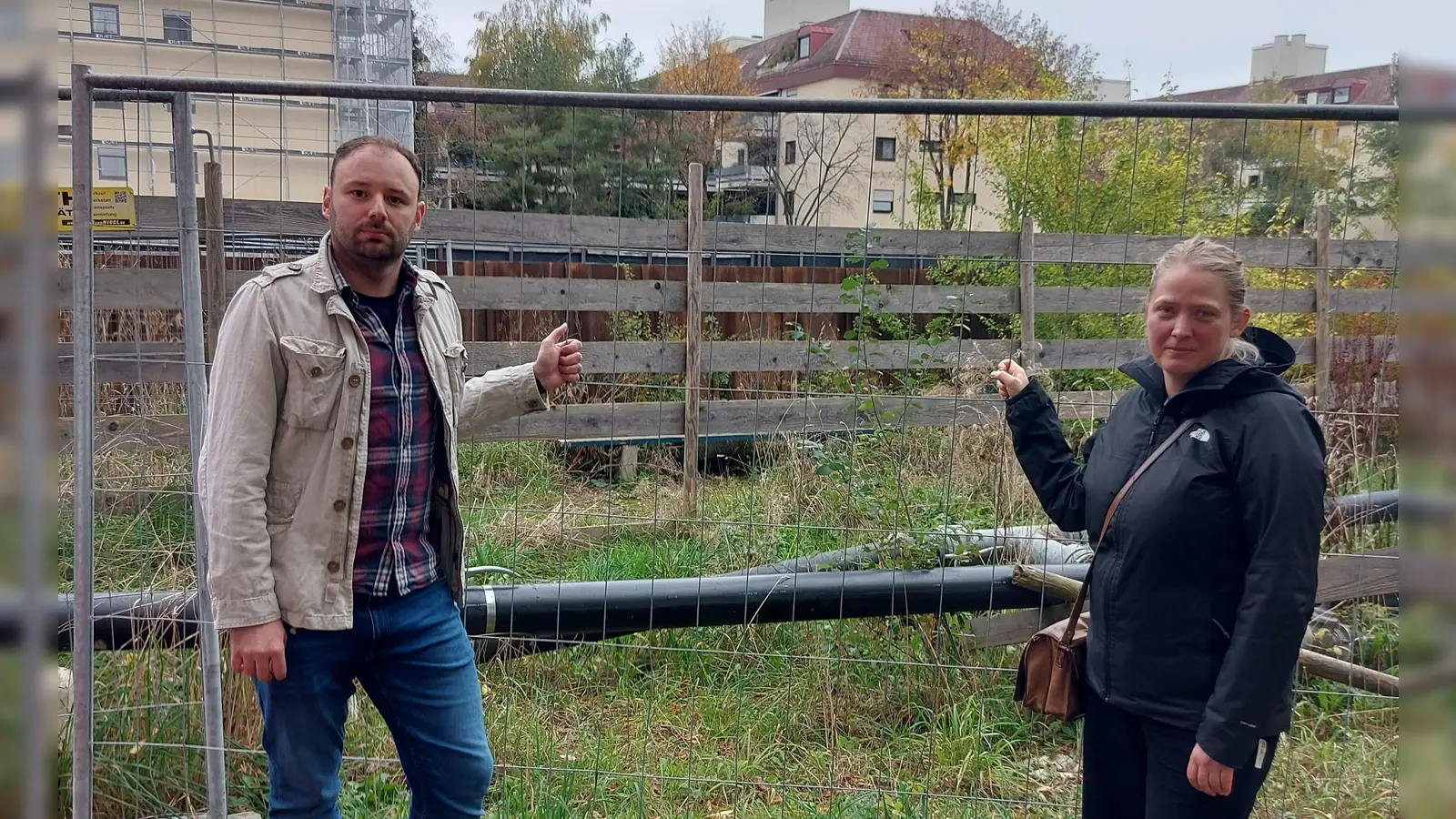 Wenigstens der „Rewe-Park” am Sendlinger Loch soll endlich wieder für alle zugänglich sein, fordern Philip Fickel (SPD), Mitglied des Bezirksausschusses Sendling, und SPD-Stadträtin Simone Burger. (Foto: SPD/Volt)
