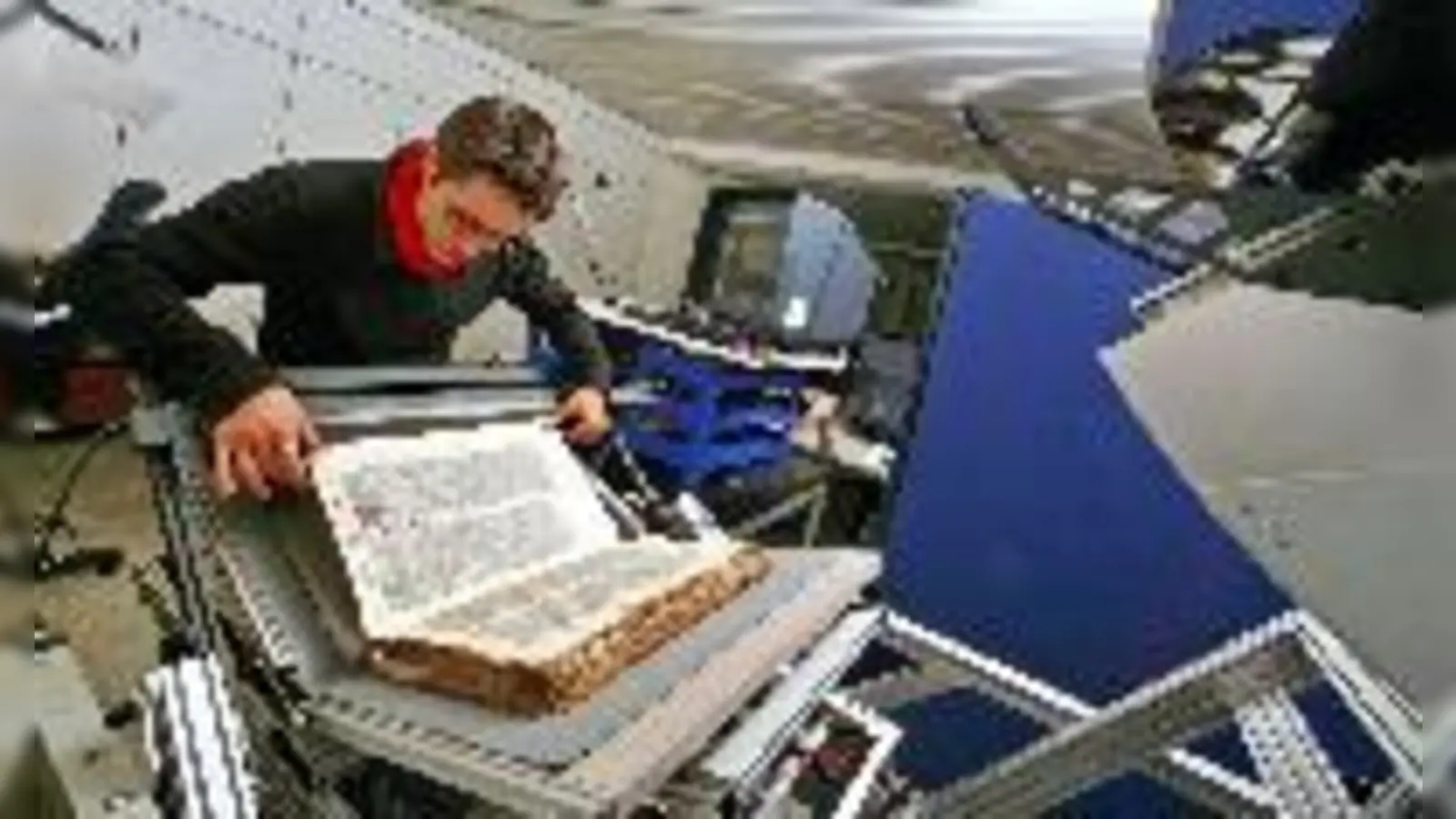 Unter anderem beim Tag der offenen Tür der Staatsbibliothek zu erleben: Wie ein jahrhundertealtes Buch ins Internet kommt.   (Fotos: VA)