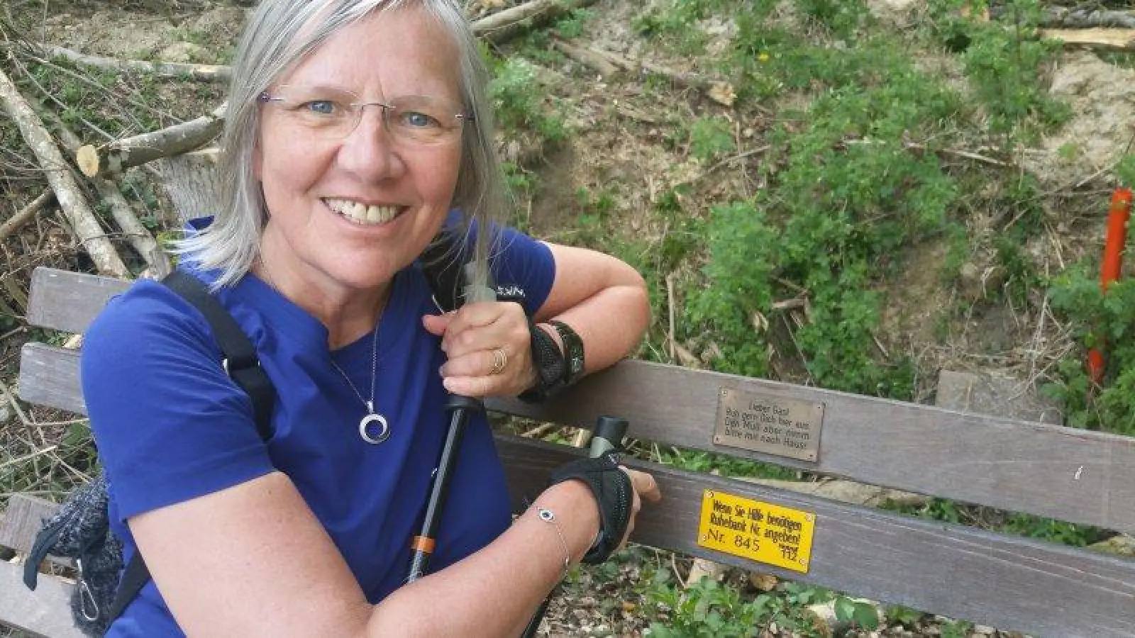 Ingrid Heuer-Schwirz ist Mitglied der Seniorenvertretung Neuhausen-Nymphenburg und schlägt vor, dass auch in München Parkbänke mit einer Nummer ausgestattet werden, um sie im Notfall besser lokalisieren zu können. (Foto: Heuer-Schwirz)