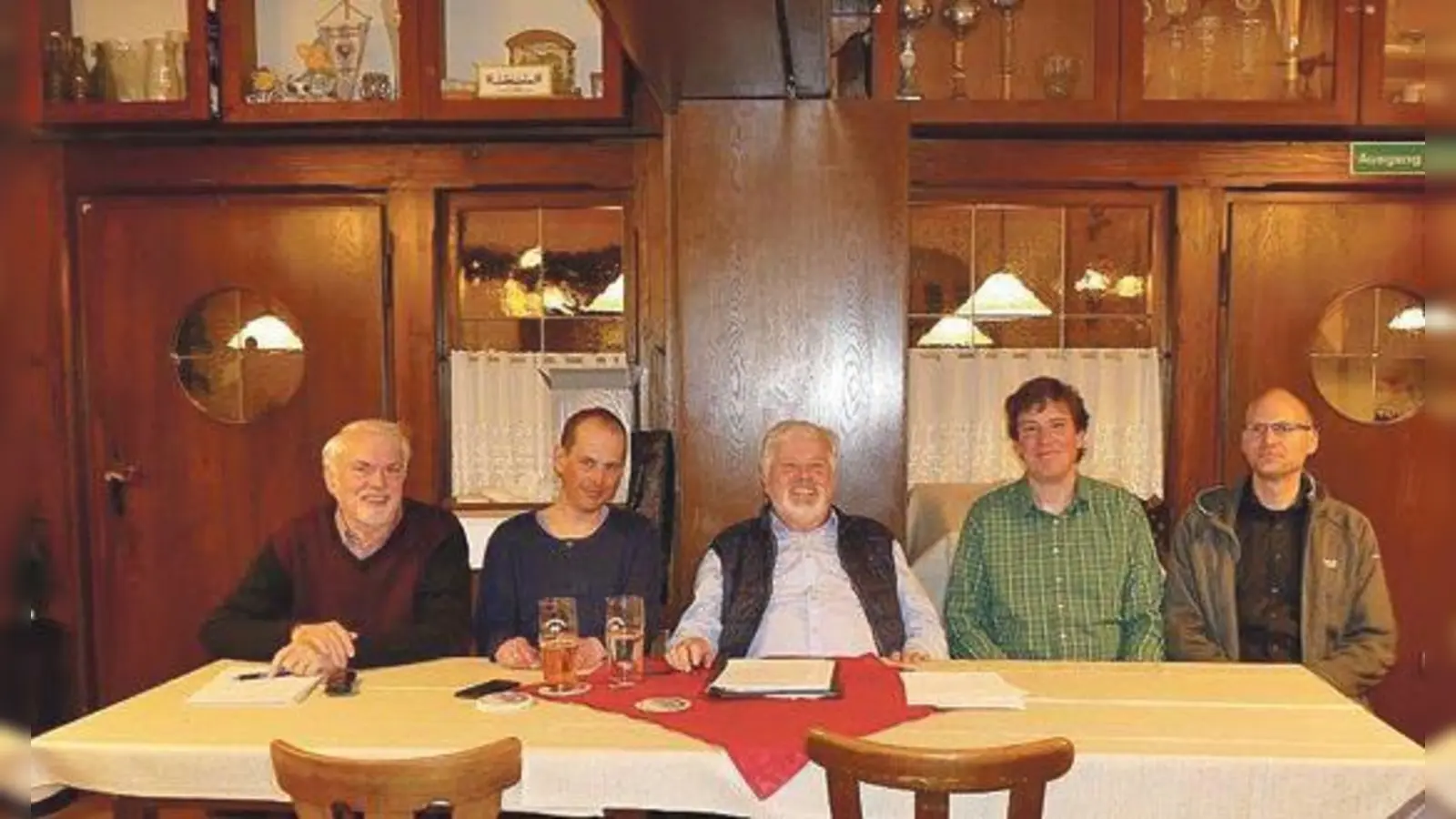 Von links nach rechts: Schriftführer Hans Kernl, Zweiter Vorsitzender Achim Ottersbach, Erster Vorsitzender Gottfried Elze, Erster Schatzmeister Thomas Stocker und Zweiter Schatzmeister Peter Müller.	 (Foto: Helene Häußler)