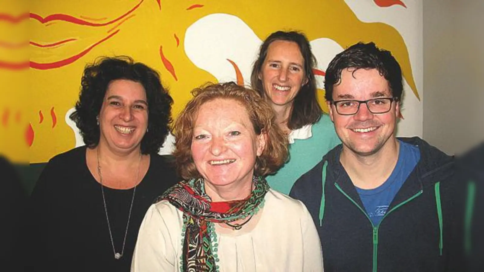 Alte und neue Leitung: v. li. nach re.: Prisca Böhn, Ursula Zenker, Elke Sandmann und der Leiter des evangelischen Jugendhauses, Volker Blechschmidt, bei der Schlüsselübergabe.	 (Foto: privat)