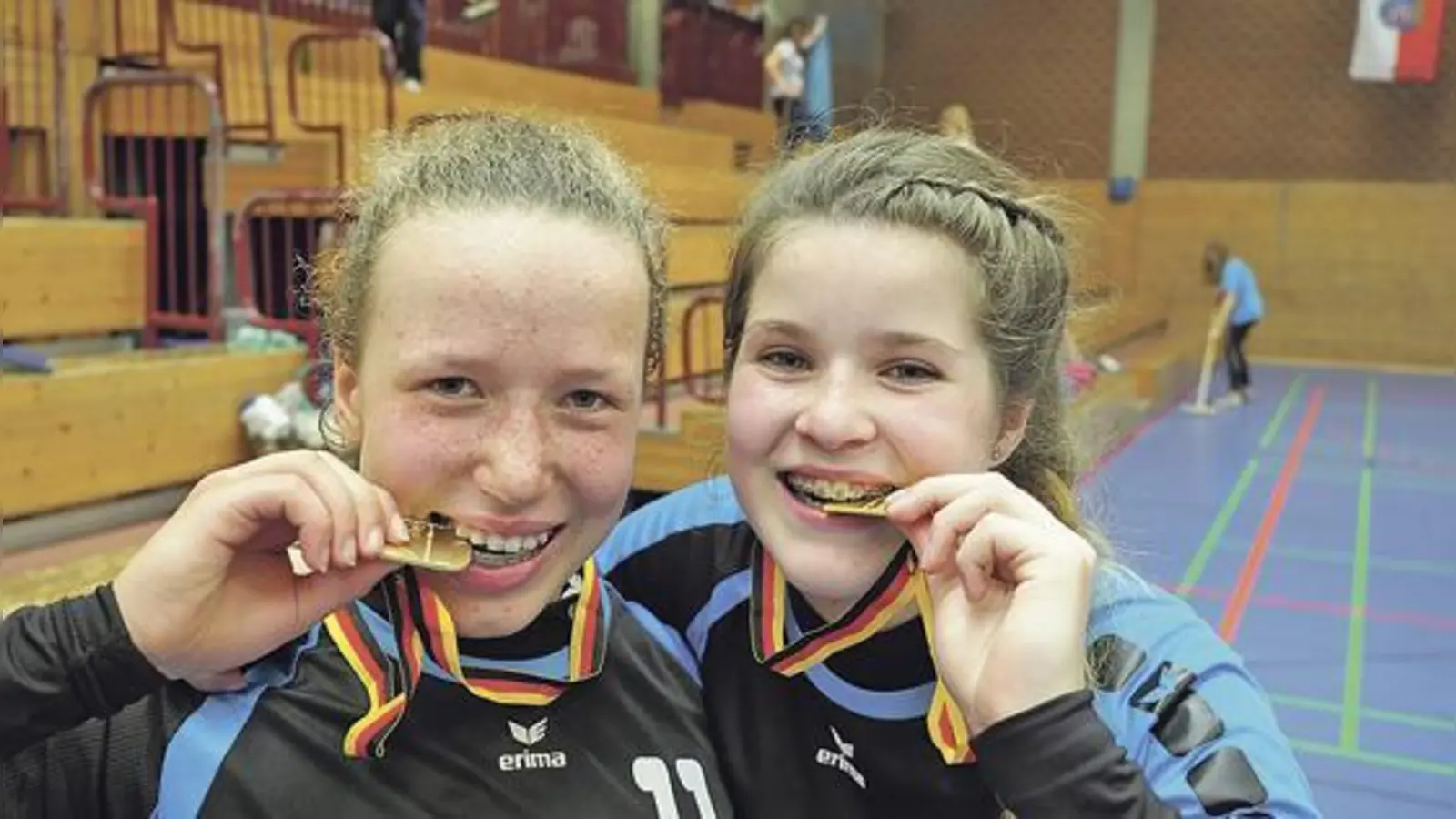 Die Spielerinnen des Turnerbunds sind glücklich über ihren hart erkämpften und wohl verdienten Erfolg.	 (Foto: VA)