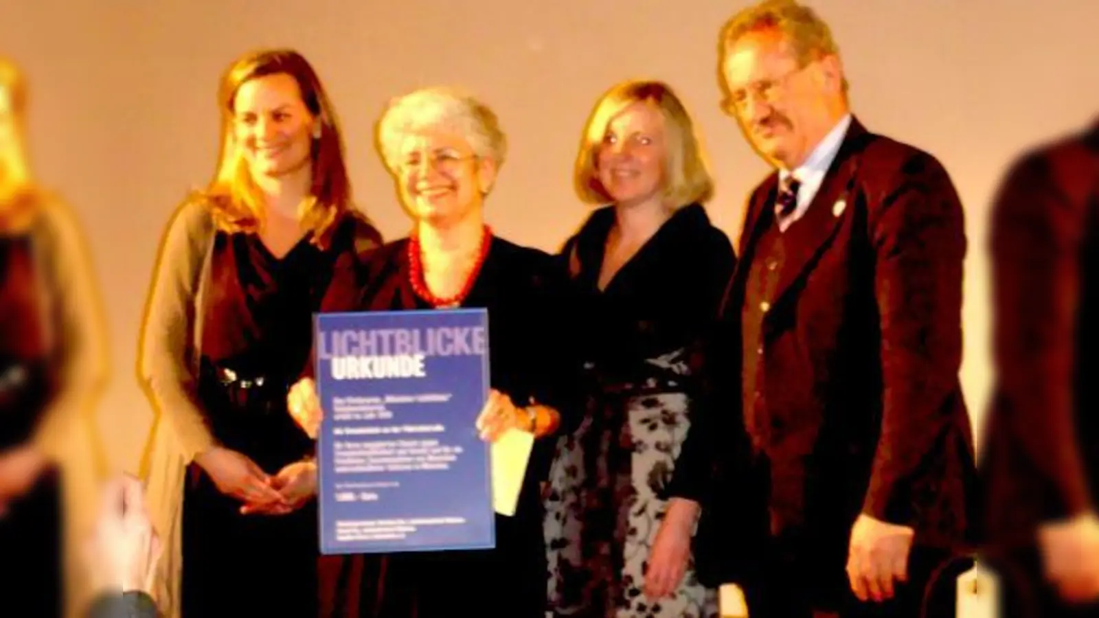 Rektorin Angelika Klöppel (2. v. li.) bekam den Preis von OB Christian Ude (re.) überreicht.	 (Foto: Privat)