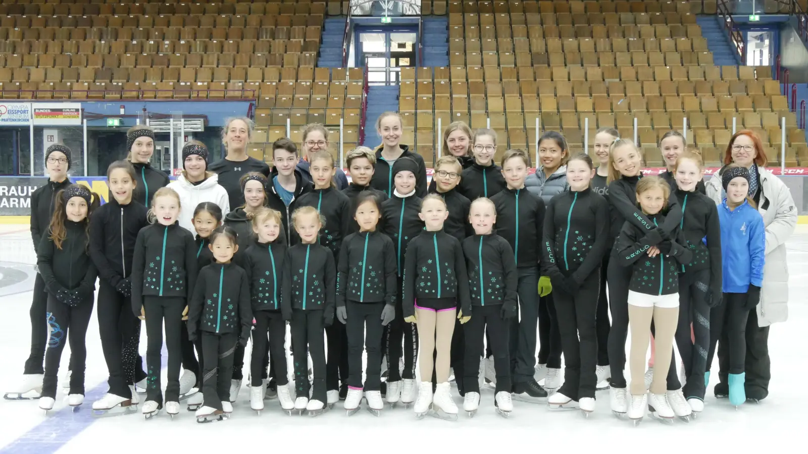 Die Gruppe des ERSCO Eiskunstlauf Nachwuchses im Trainingslager in Garmisch auf dem Eis. (Foto: VA)