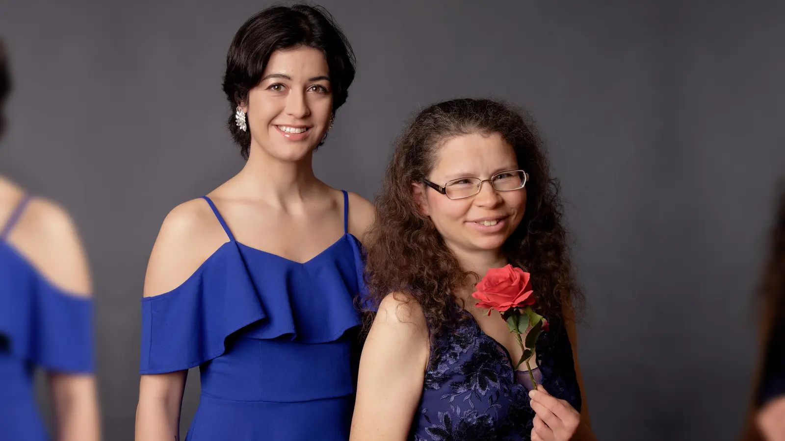 Gabriele Weller (rechts) und Jasmin Abed tauchen ein in die Welt der Romantik und lesen Gedichte und Texte von Novalis, Heine oder Eichendorff. (Foto: Bernhard Henkelmann)