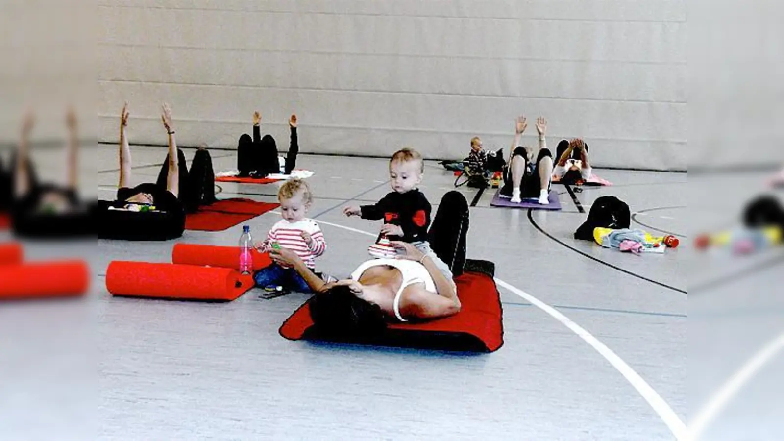 Muskeln straffen, etwas für die Rückbildung tun, das geht auch mit dem Kind.	 (Foto: VA)