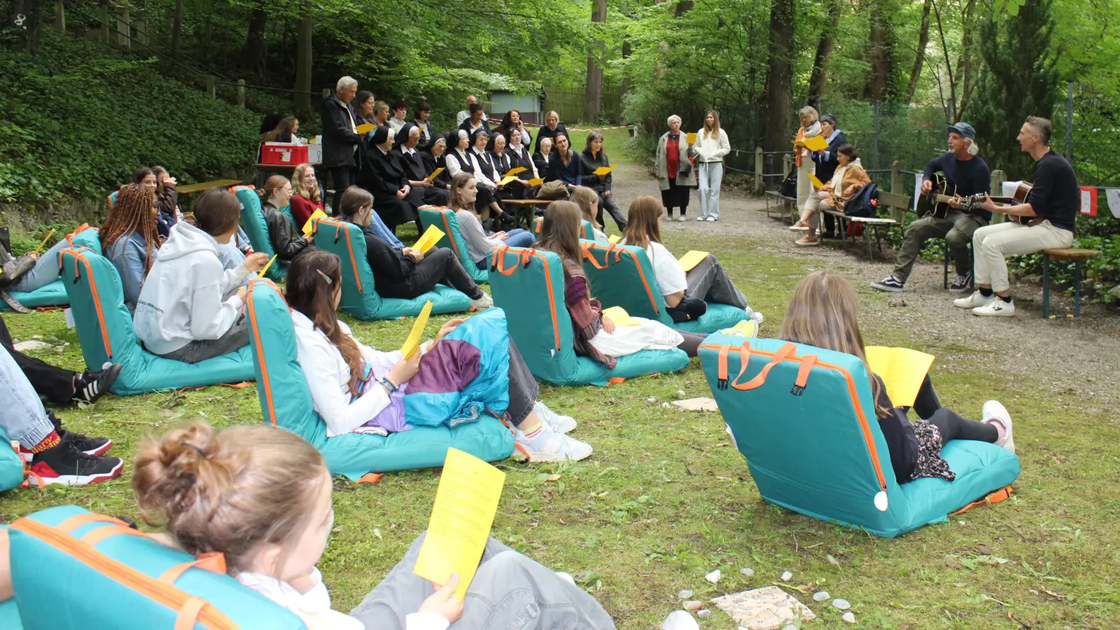 Der Unterricht im Freien ist für die Schülerinnen eine besondere Erfahrung. (Foto: Schule)